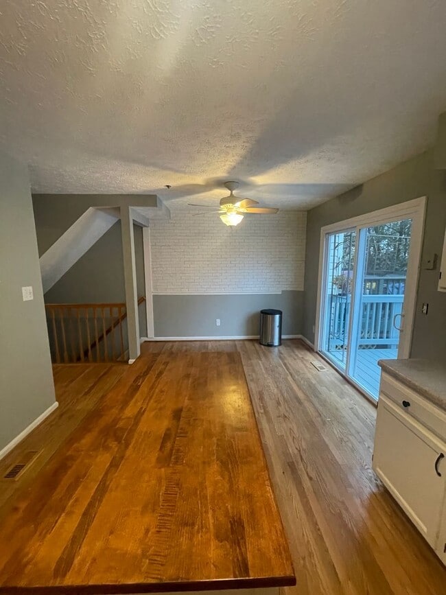 Building Photo - Available Now! Updated townhome in Havre D...