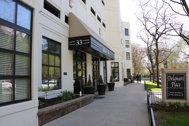 Foto del edificio - 33 W Delaware Pl