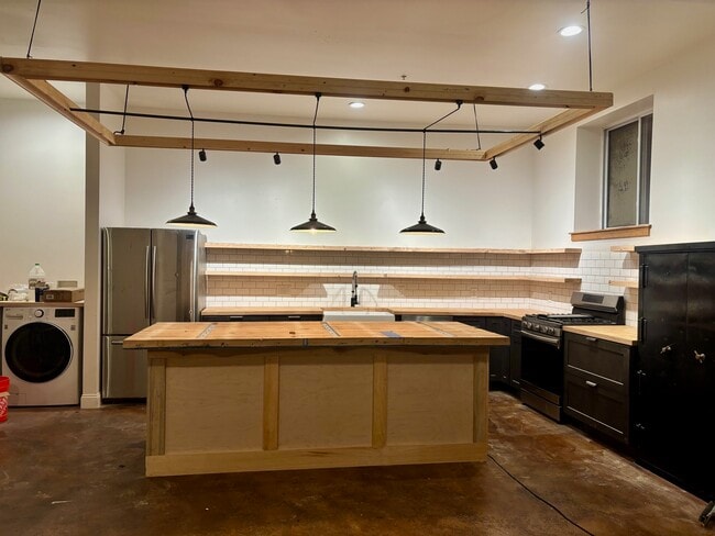 Building Photo - 8 Main St