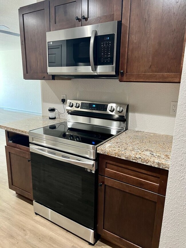 Foto del edificio - Brand New Duplex available in Central BHC