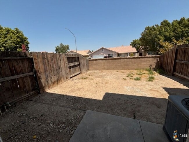 Building Photo - 1120 Rosas St