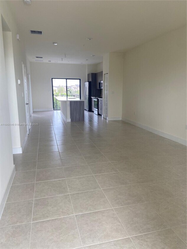 Foto principal - 8005 NW 104th Ave