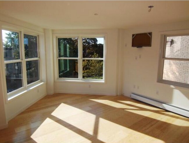 Building Photo - 461 Park Dr