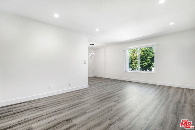 Foto del edificio - 1547 N Edison Blvd