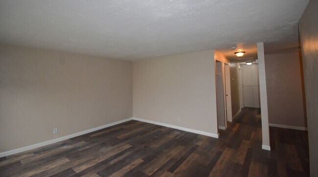 Foto del edificio - Modern home tucked away in the adorable little town of Brownsville.