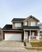 Building Photo - 943 450 E