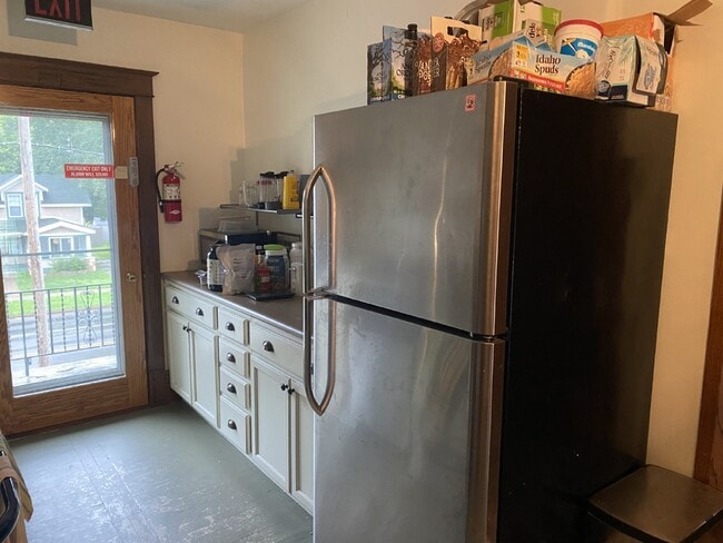 Building Photo - Spacious top floor 4 bed 1 bath by UWEC