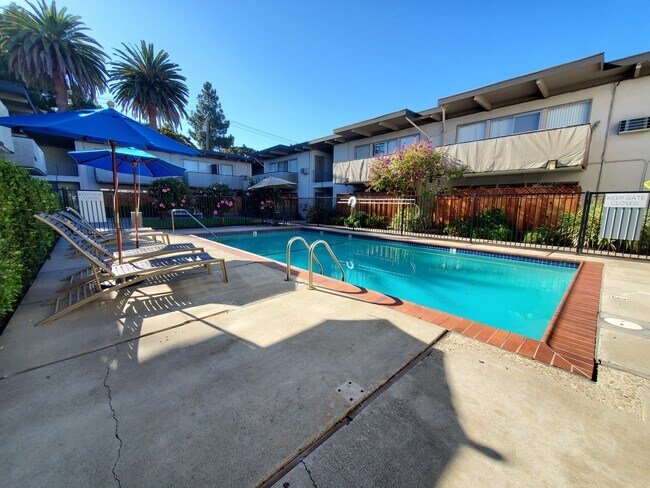 ¡Piscina refrescante - Glenwood Garden Apartments