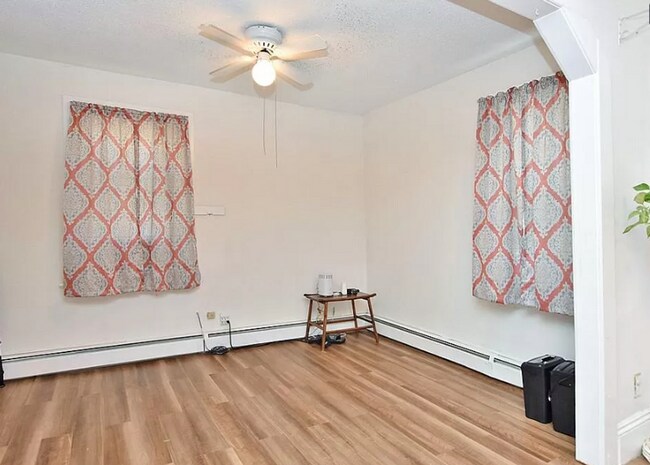 Building Photo - 1st floor unit off street parking