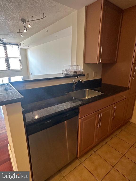 Building Photo - 11760 Sunrise Valley Dr