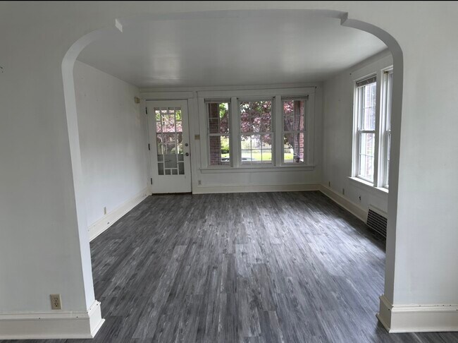 Sala de estar con mucha luz natural. - 2712 S 9th St