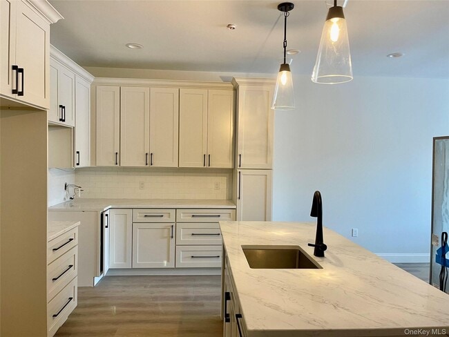 Building Photo - 903 Oakridge Cmns