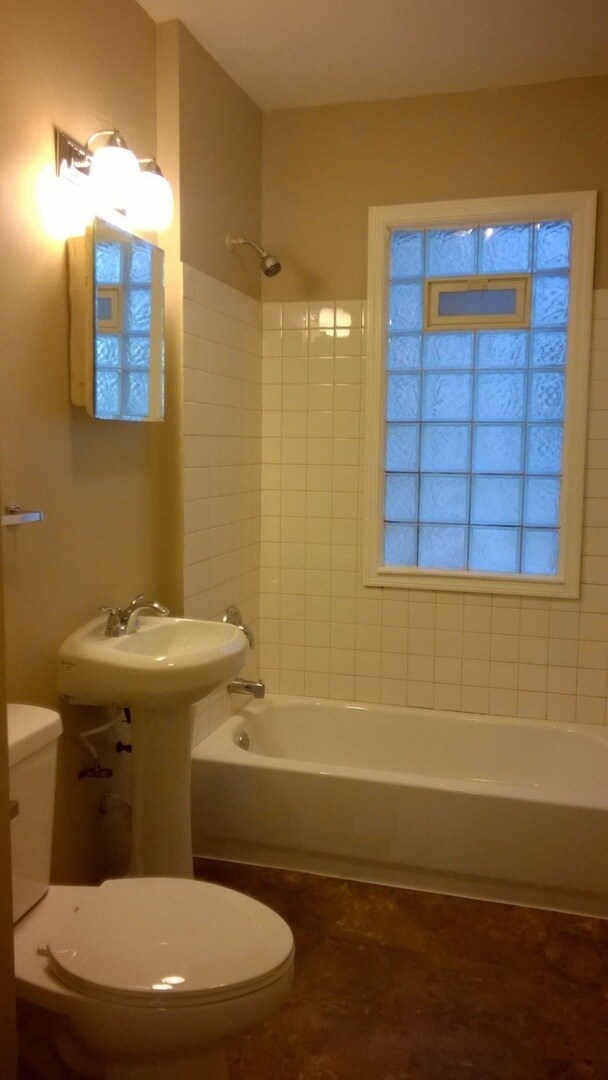 Building Photo - Recently Updated Spacious Two Bedroom Lowe...