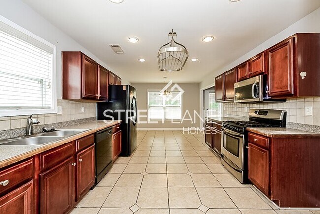 Building Photo - Charming 5 Bedroom in McDonough!