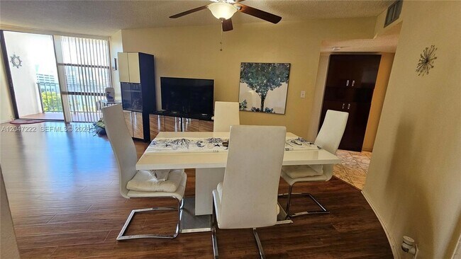 Foto del edificio - 800 Parkview Dr