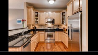 cocina gourmet con una gran cantidad de espacio de almacenaje - 2700 Cherry Creek S Dr