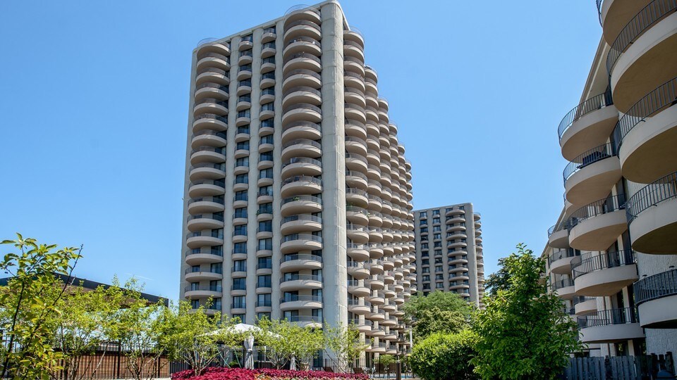 ReNew Wheaton Center Apartments WHEATON, IL