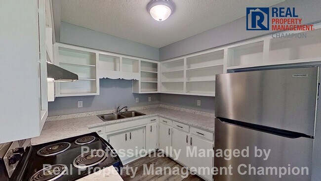 Foto del edificio - Charming 2 BD/1 BA Bungalow with Fenced Backyard