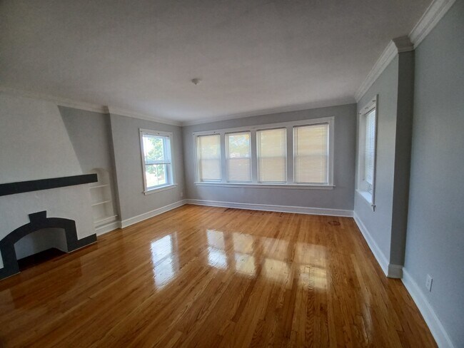 Building Photo - 433 E 91st Pl