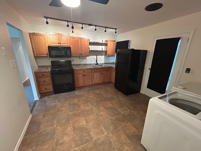 Building Photo - Well-maintained 3-bedroom, 1-bath house in a great location