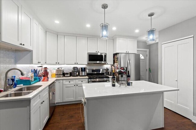 Building Photo - 3 bedroom in Chicago IL 60618