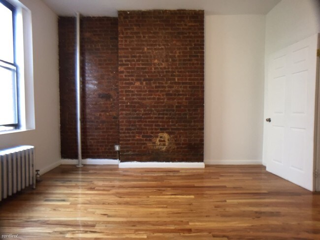Building Photo - 324 E 13th St