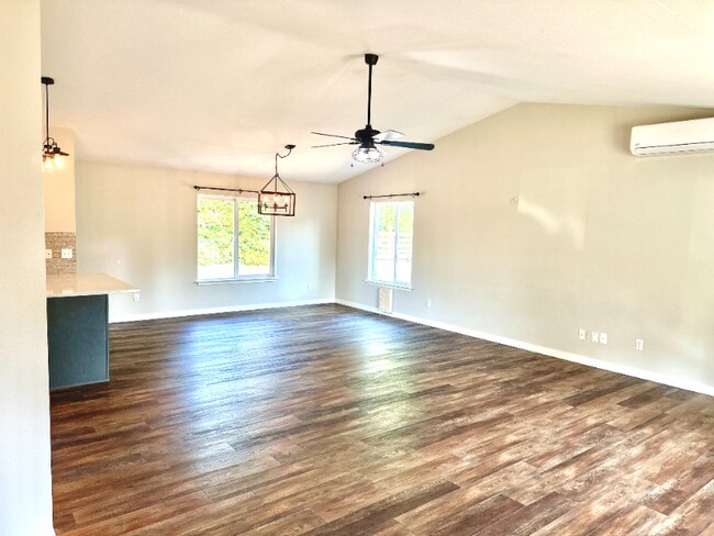 Foto del edificio - 101 NE Lennies Loop