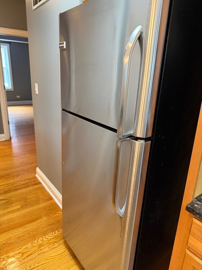 Building Photo - Rogers Park Gem with in-unit Laundry