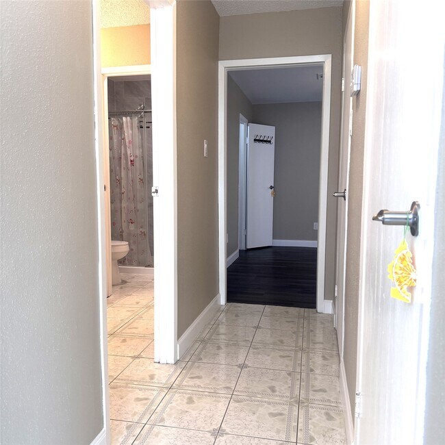 Foto del edificio - 2457 Briarwest Blvd