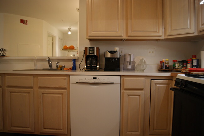 Building Photo - Spacious 2 Bedroom Condo - Mt. Washington