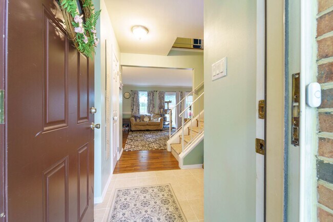 Building Photo - This 3 Bed 2.5 Bath Burke, VA Townhome is a Must See!