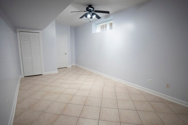 Foto del edificio - 2416 N Greenview Ave