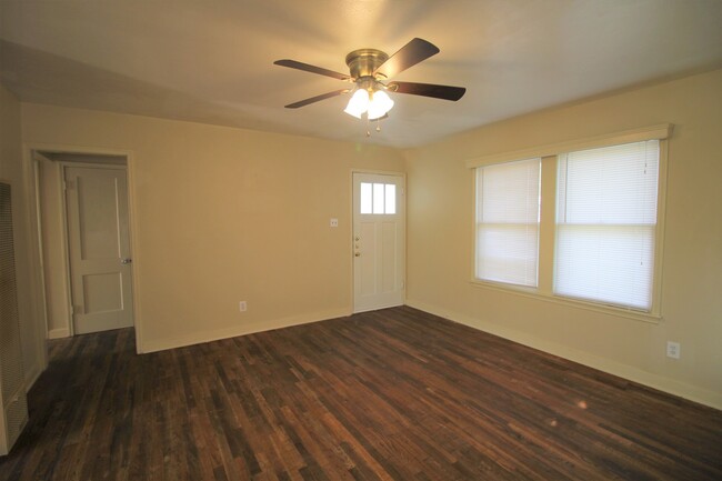 Building Photo - Cottage Style 1/1 Duplex Near Downtown New...