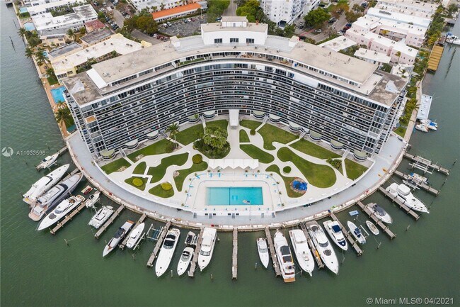 Foto del edificio - 900 Bay Dr
