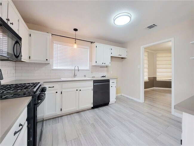 Building Photo - 1411 River Oak Dr