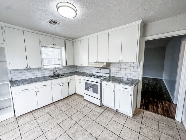 Foto del edificio - Charming 2 Bed 1 Bath Home - Convenient to Highways!