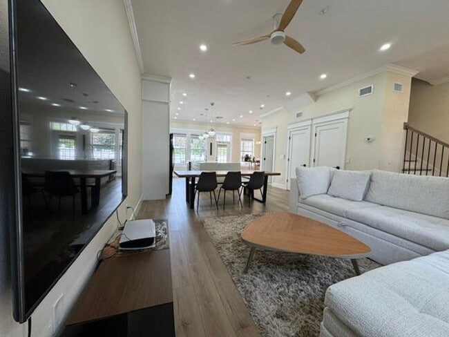 Foto del edificio - 4 Bedroom fully renovated Townhome in the Main Village of Celebration