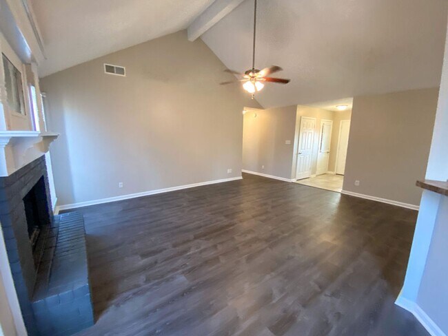 Building Photo - 3 Bed, 2 bath with a Bonus room near River...