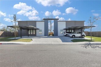 Building Photo - 17 E Mayfair St