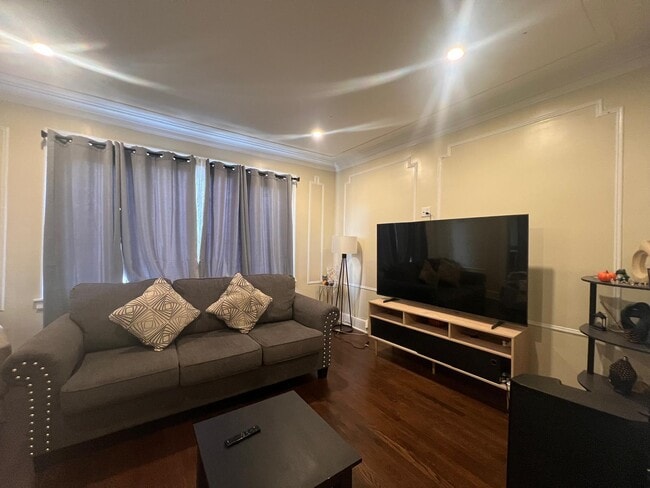 Building Photo - 12 Newcomb Pl