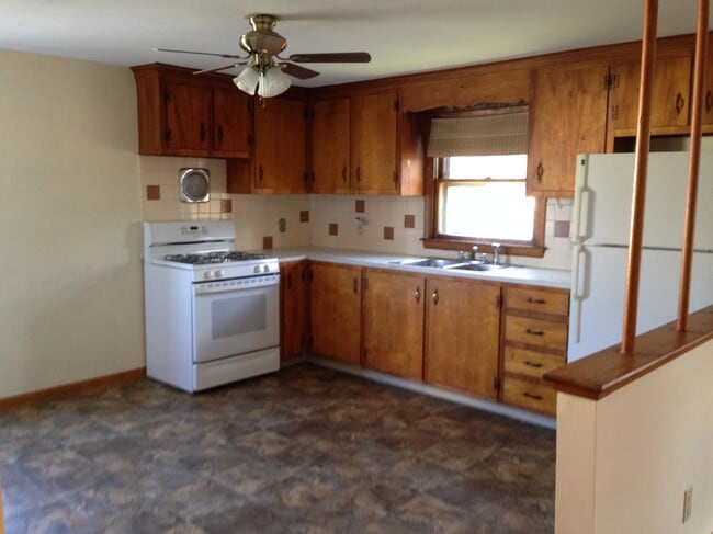 Eat-in-Kitchen - 530 Wentworth Ave Apartments