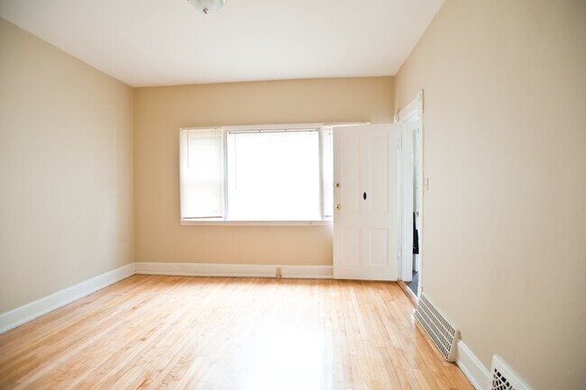 Foto del edificio - 3221 N Newhall St
