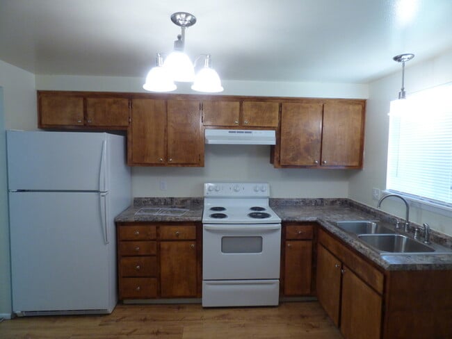 Building Photo - 2 Bed/1 Bath Duplex With Fenced Yard in Lo...