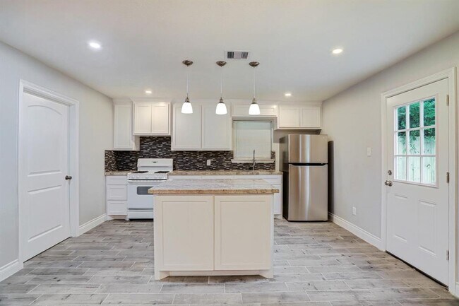 Foto del edificio - 6634 Granite St