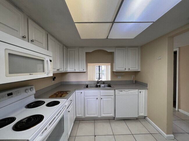 Foto del edificio - 2050 Oleander Blvd