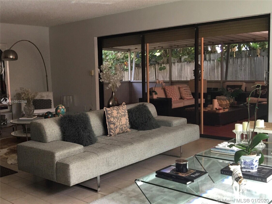 Foto del edificio - 315 Cypress Dr