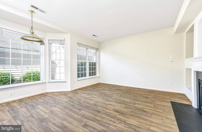 Foto del edificio - 42485 Regal Wood Dr