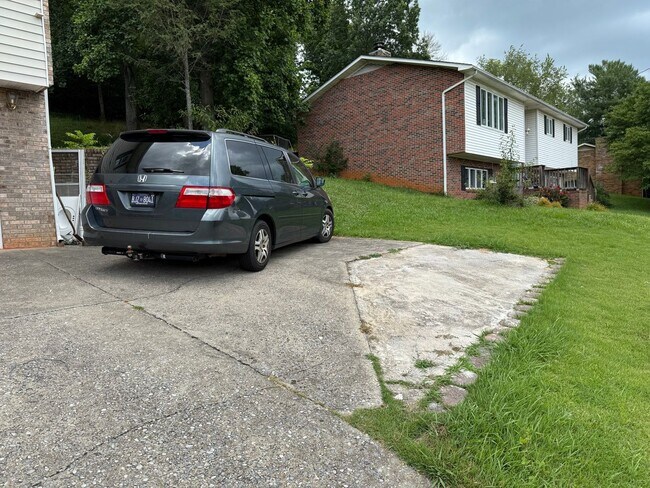 Foto del edificio - Spacious 4-Bedroom, 3-Bath Home in a Desir...
