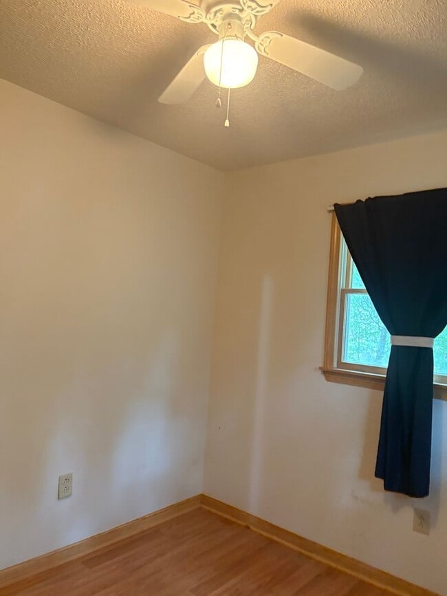 Building Photo - 3 Bedroom 2 Bath Home in Colington $2195/mo