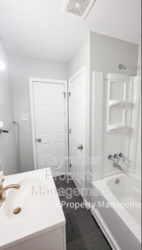 Foto del edificio - 1817 E 83rd Terrace